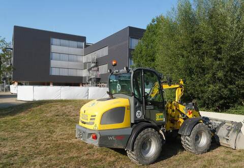 Nein, ein Festival ist auf dem Pausenhof des Königsbacher Bildungszentrums nicht geplant. Die weißen Zäune sperren die Baustelle für die Erweiterung des Gebäudes ab.