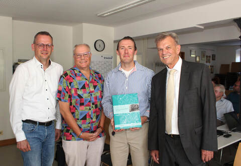 Oberbürgermeister Stephan Retter, Enzkreis-Kreisarchivar Konstantin Huber und Stadtarchivar Markus Friedrich stellen mit dem Verfasser Karl Hittler (von links) das neue Ortsfamilienbuch für Großglattbach vor.