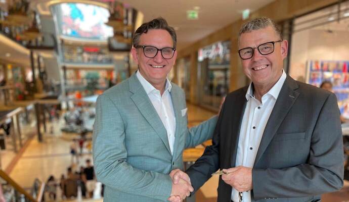 Schlüsselübergabe im Centermanagement der Schlössle-Galerie: Der bisherige Stellvertreter Mile Zovko (links) übernimmt die Aufgabe vom bisherigen Manager Bernd Reymendt.