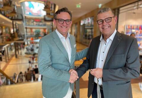 Schlüsselübergabe im Centermanagement der Schlössle-Galerie: Der bisherige Stellvertreter Mile Zovko (links) übernimmt die Aufgabe vom bisherigen Manager Bernd Reymendt.