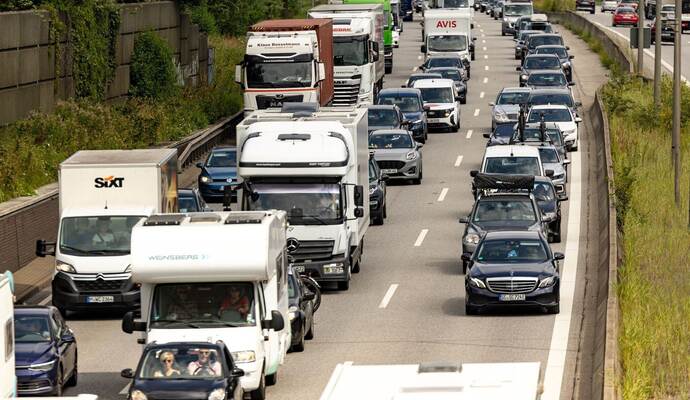Ferienzeit in Deutschland: Staus auf Autobahnen