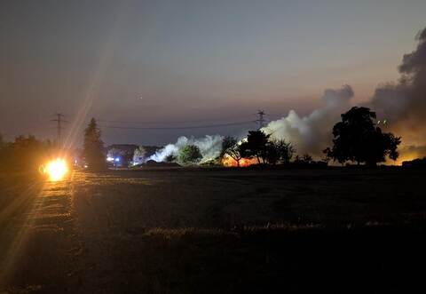 Brandgeruch in Ötisheim und Ölbronn-Dürrn hat die Warn-App Nina gemeldet, ausgelöst von diesem Feuer auf dem Häckselplatz in Enzberg.
