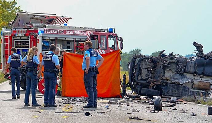 Tödlicher Frontalzusammenstoß zwischen Bus und Kleintransporter