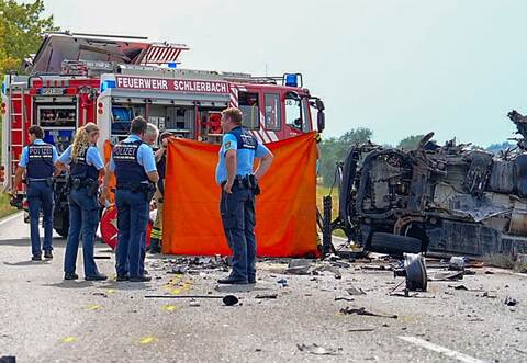 Tödlicher Frontalzusammenstoß zwischen Bus und Kleintransporter
