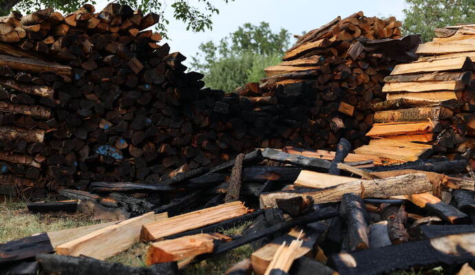 Am Montagabend brannte dieser Holzstoß bei Bilfingen.