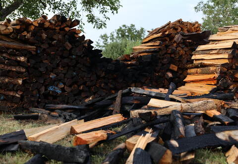 Am Montagabend brannte dieser Holzstoß bei Bilfingen.