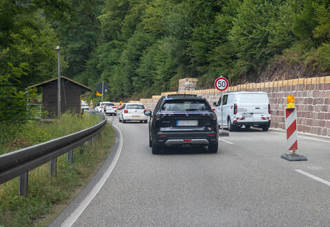 Die Autofahrer auf der B 294 müssen ab dieser Woche noch einmal mit einer Ampel rechnen. Doch Mitte August sollen die Arbeiten beendet sein.