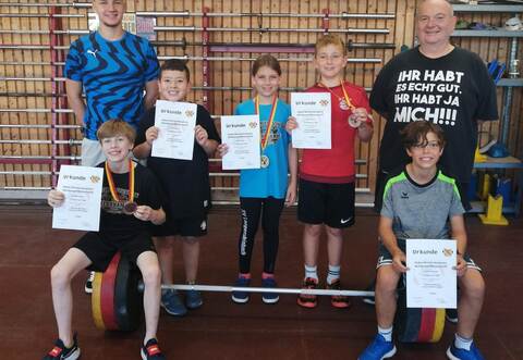 Die bei den Landesmeisterschaften erfolgreichen Feldrennacher Sportlerinnen und Sportler und ihre Trainer.