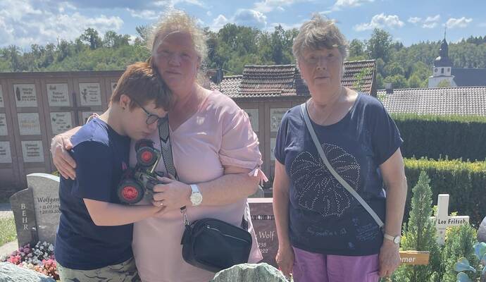 Im Gedenken gestört: Christa Spiegel (rechts) steht gemeinsam mit Tochter Michaela Kunzmann und Enkel Silas am Ersinger Grab ihres Mannes Peter. Dieses wurde am Wochenende geschändet.