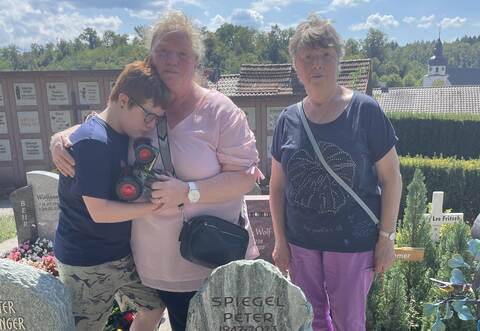 Im Gedenken gestört: Christa Spiegel (rechts) steht gemeinsam mit Tochter Michaela Kunzmann und Enkel Silas am Ersinger Grab ihres Mannes Peter. Dieses wurde am Wochenende geschändet.
