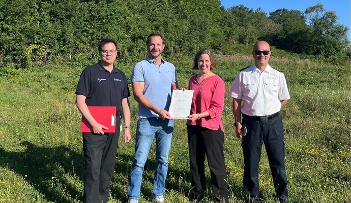 Strahlende Gesichter bei der Übergabe des Zuwendungsbescheid an Kämpfelbachs Bürgermeister Thomas Maag (2. von links) mit (von rechts) Kreisbrandmeister Carsten Sorg, Erste Landesbeamtin Dr. Hilde Neidhardt und Thomas Seemann (Bevölkerungsschutz Enzkreis).