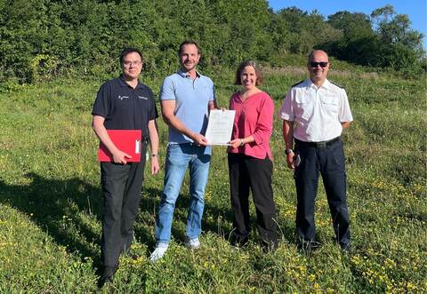 Strahlende Gesichter bei der Übergabe des Zuwendungsbescheid an Kämpfelbachs Bürgermeister Thomas Maag (2. von links) mit (von rechts) Kreisbrandmeister Carsten Sorg, Erste Landesbeamtin Dr. Hilde Neidhardt und Thomas Seemann (Bevölkerungsschutz Enzkreis).