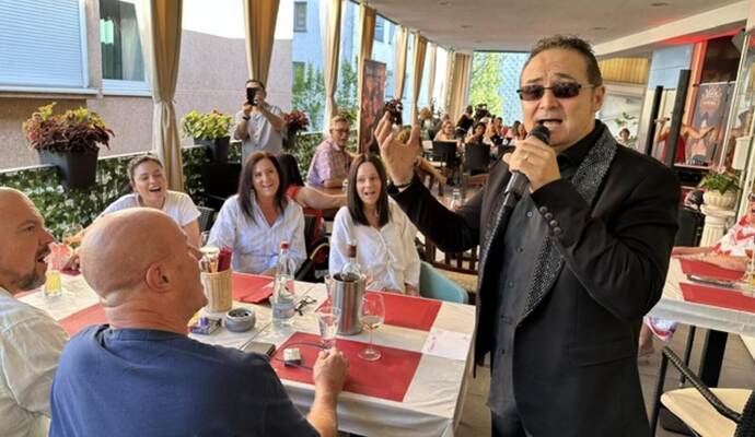 Sänger Enzo d‘Eugenio und seine Frau Mely entzünden ein musikalisches Feuerwerk, das die ganze Passage in eine muntere Party-Meile versetzt.