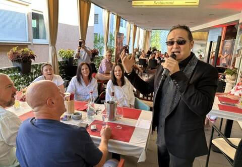 Sänger Enzo d‘Eugenio und seine Frau Mely entzünden ein musikalisches Feuerwerk, das die ganze Passage in eine muntere Party-Meile versetzt.