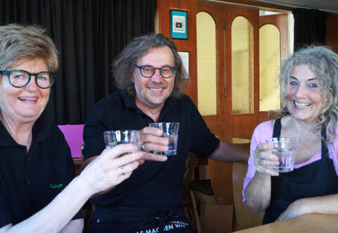 Gudrun Augustin-Eble (zweite Vorsitzende Förderverein), Oliver Köppe ( Vorsitzender Förderverein) und Anne von der Vring (Theatergründerin) versicherten, weiterhin mit hohem Engagement das soziokulturelle Zentrum „Theaterschachtel“ voranbringen zu wollen.