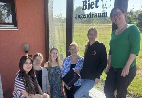 Lisanne Seemann, Eva Gnam, Annabell Klaus-Karwisch, Larissa Goth, KristinaHeidenreich und Katrin Busson (von links) von „miteinanderleben“, hier amNeuhausener Jugendraum, sind sich einig: Vielfalt in der offenen Kinder- undJugendarbeit ist ein Gewinn für alle.