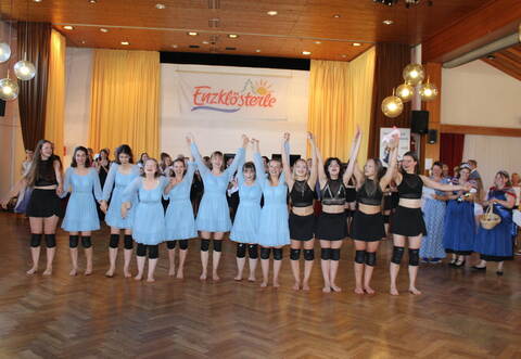 Die Siegerinnen freuen sich über ihre Erfolge beim Heidelbeerpokal: „Blaze“ (1. Rang, schwarzer Dress) und Elevate, auf Platz 2.