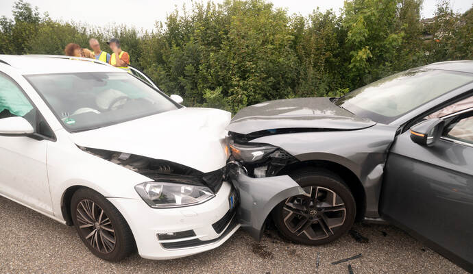 Frontal sind bei Illingen zwei Autos ineinandergefahren.