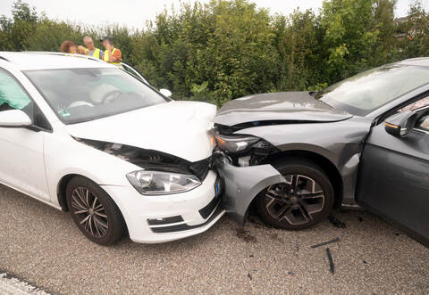 Frontal sind bei Illingen zwei Autos ineinandergefahren.