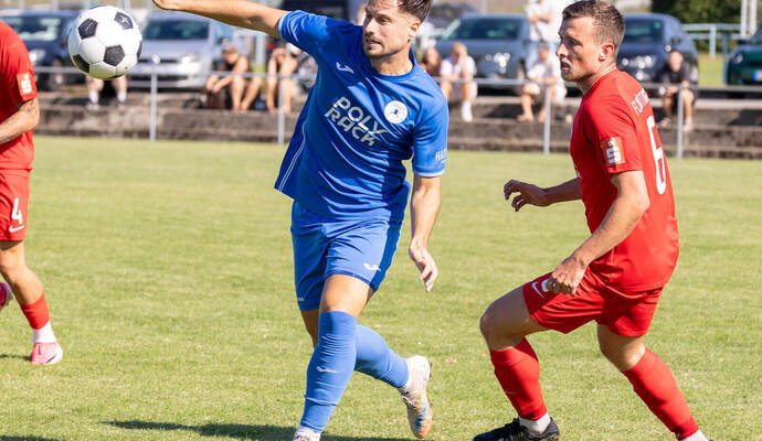 Barkin Saytas (links) brachte die Spvgg Coschwa gegen den FC Nöttingen II um Nick Stöhrer (rechts) mit 1:0 in Führung.