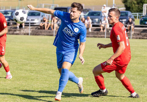 Barkin Saytas (links) brachte die Spvgg Coschwa gegen den FC Nöttingen II um Nick Stöhrer (rechts) mit 1:0 in Führung.