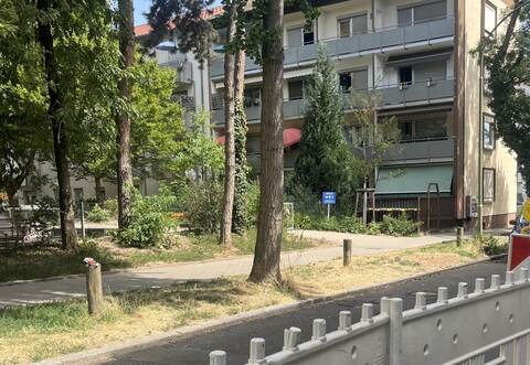Auf dem Gehweg gegenüber einer Baustelle und auf Höhe eines Spielplatzes ist es an der Blumenheckstraße in der Pforzheimer Nordstadt am Freitag gegen 23 Uhr zu der folgenschweren Auseinandersetzung gekommen. Aus der Gruppe heraus, die mit dem gesuchten 33-Jährigen in Konflikt geraten war, ist dann wohl auch die Polizei gerufen worden, als die Situation eskalierte.