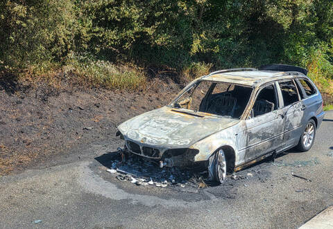 Das Auto ist auf dem Standstreifen ausgebrannt.