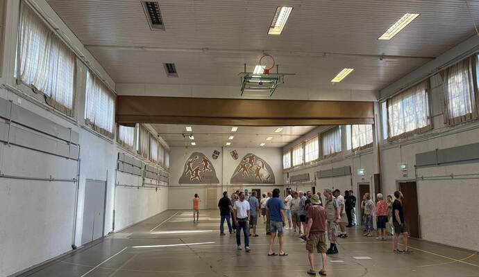 Zwischen 40 und 50 Menschen nutzen am Dienstagnachmittag die Gelegenheit, die marode Halle noch einmal zu besichtigen und sich ein Bild von den Schäden zu machen.