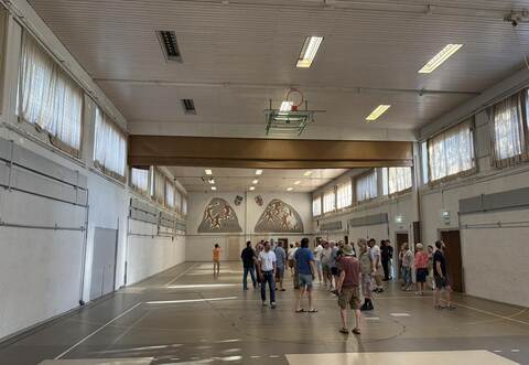 Zwischen 40 und 50 Menschen nutzen am Dienstagnachmittag die Gelegenheit, die marode Halle noch einmal zu besichtigen und sich ein Bild von den Schäden zu machen.
