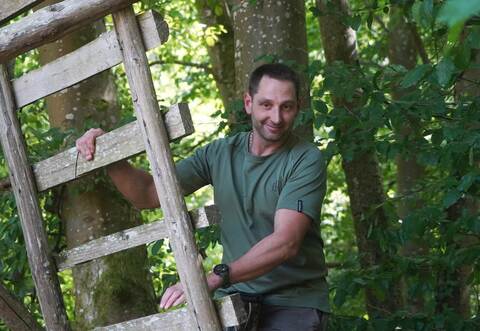 Unter Aufsicht des Jägers Simon Vielsack dürfen die Kinder im Kämpfelbacher Wald einen der Hochsitze aus heimischem Holz erklimmen.