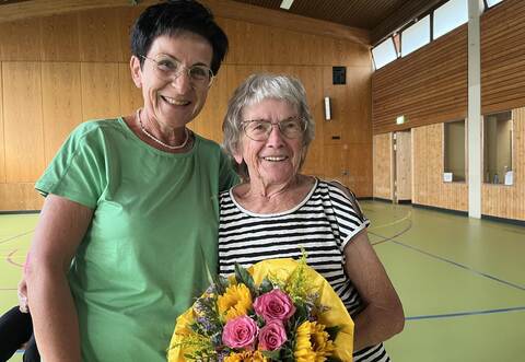 Mit einem Blumenstrauß verabschiedet Teilnehmerin Annette Tischer, Jahrgang 1960, ihre Übungsleiterin Margret Strobel (von links) in die Sommerferien. Tischer kam 1973 mit 13 Jahren zur Gruppe. Seit sage und schreibe 1970 leitet die 88 Jahre alte Strobel die Gymnastikgruppe beim TV Obernhausen.