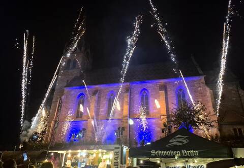 Die Kirche rückt durch das Feuerwerk in den Mittelpunkt. Technische Probleme sorgen dafür, dass das Spektakel etwas kleiner ausfällt.