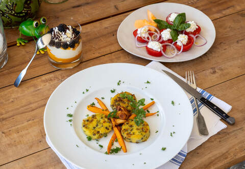 Drei Gänge für warme Tage: Das vegetarische Sommermenü setzt auf frische Zutaten und viel Aroma.