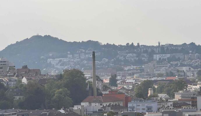 Der Rauch ist in Pforzheim sogar zu erkennen.
