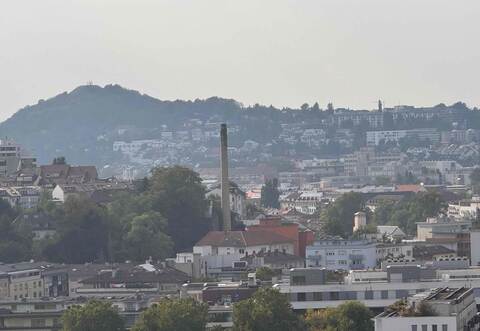 Der Rauch ist in Pforzheim sogar zu erkennen.