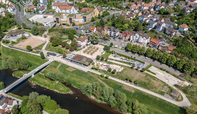 Grüner Rückblick: Beim zehnjährigen Gartenschau-Jubiläum im vergangenen Jahr präsentierten sich die Enzgärten noch in sattem Grün. Die heißen und niederschlagsarmen Wochen dieses Sommers haben den Pflanzen inzwischen einiges abverlangt.