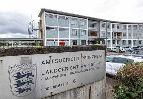 Die Verhandlung am Jugendschöffengericht des Amtsgerichts Pforzheim endet mit einer Freheitsstrafe wegen zwölf Diebstählen in besonders schweren Fällen.