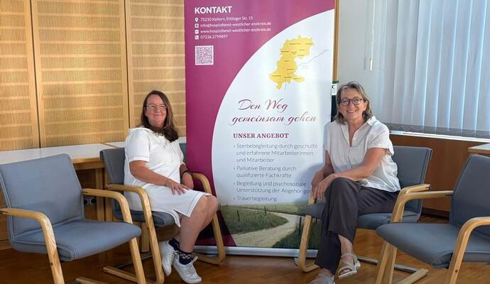 Elke Bachteler (links) und Heidi Kunz kümmern sich beim ambulanten Hospizdienst westlicher Enzkreis um die Einsatzleitung. Sie freuen sich über jeden, der sicheinbringen möchte.