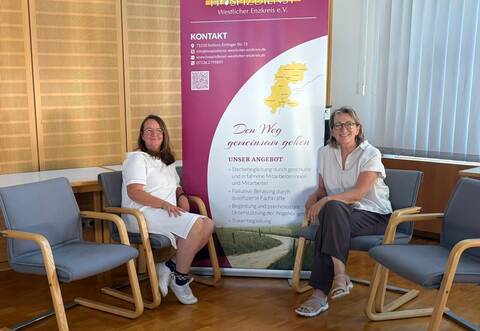 Elke Bachteler (links) und Heidi Kunz kümmern sich beim ambulanten Hospizdienst westlicher Enzkreis um die Einsatzleitung. Sie freuen sich über jeden, der sicheinbringen möchte.