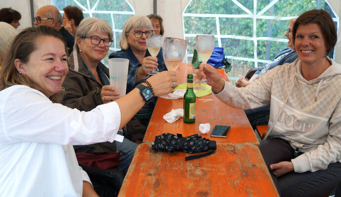 Isabelle, Sonja, Uschi und Melli (von links) aus Mühlacker und Umgebung – imregensicheren Festzelt.