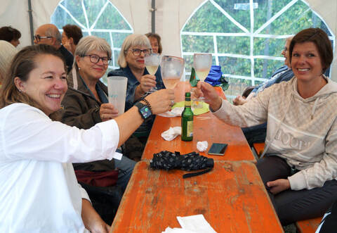 Isabelle, Sonja, Uschi und Melli (von links) aus Mühlacker und Umgebung – imregensicheren Festzelt.