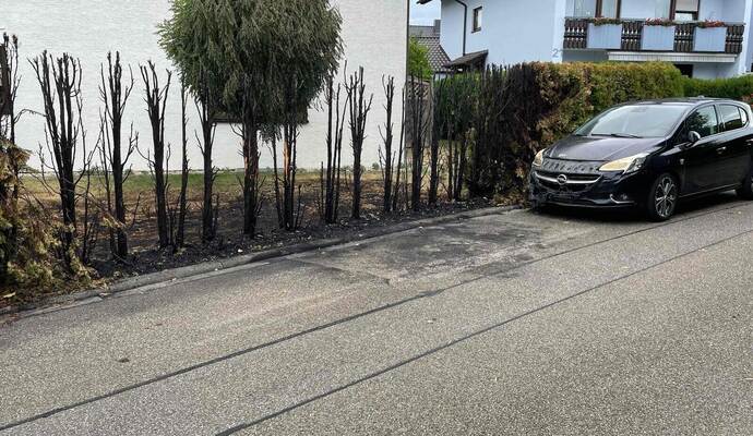 Vom Feuer versehrt sind die Hecken und der Corsa, der hinter dem ausgebrannten Smart geparkt hat. Am Montagabend wird die Feuerwehr zu einem Brand in die Bauschlotter Kelterstraße gerufen. Die Geschädigten sind auch zwei Tage nach dem Ereignis geschockt.
