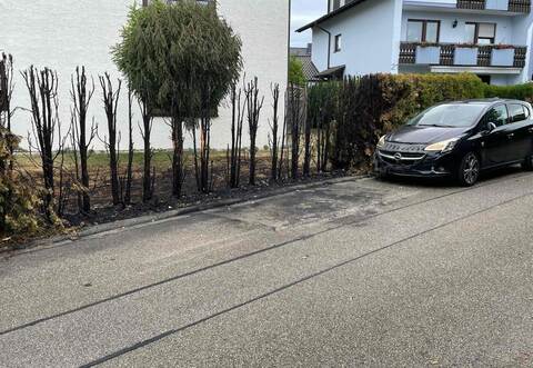 Vom Feuer versehrt sind die Hecken und der Corsa, der hinter dem ausgebrannten Smart geparkt hat. Am Montagabend wird die Feuerwehr zu einem Brand in die Bauschlotter Kelterstraße gerufen. Die Geschädigten sind auch zwei Tage nach dem Ereignis geschockt.