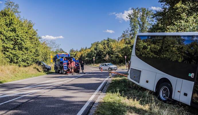Friolzheim: Linienbus kommt von Fahrbahn ab