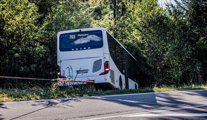 Friolzheim: Linienbus kommt von Fahrbahn ab