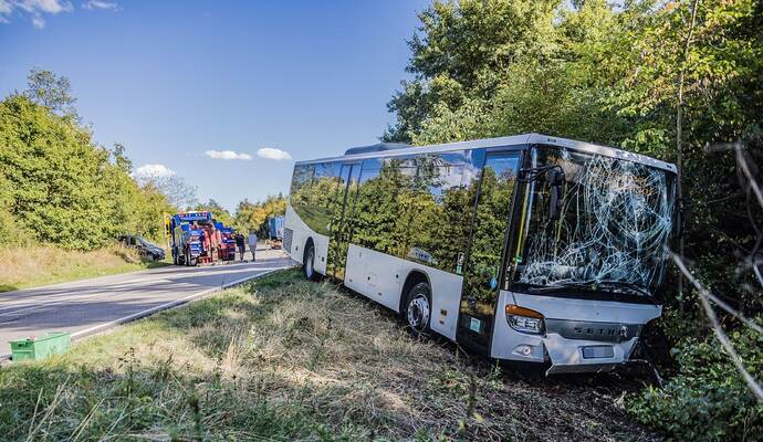 Friolzheim: Linienbus kommt von Fahrbahn ab