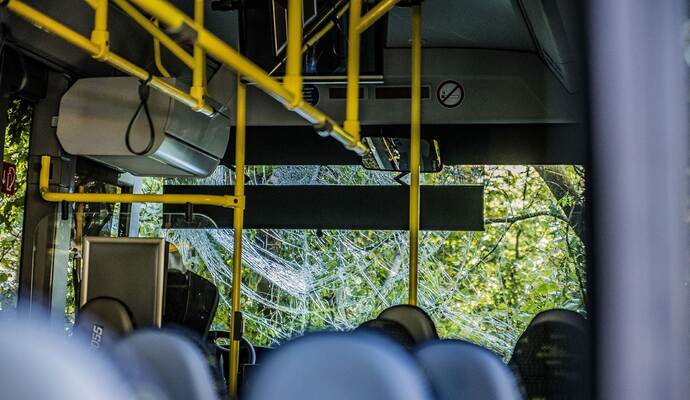 Friolzheim: Linienbus kommt von Fahrbahn ab