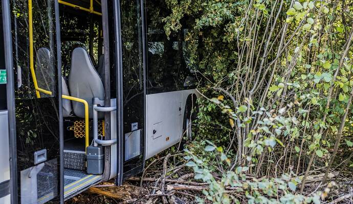 Friolzheim: Linienbus kommt von Fahrbahn ab