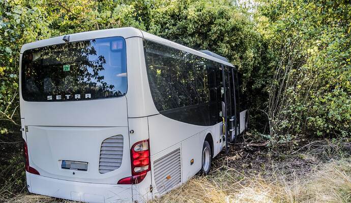 Friolzheim: Linienbus kommt von Fahrbahn ab