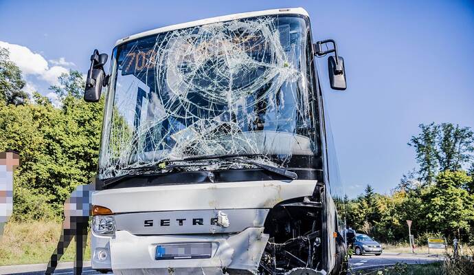 Friolzheim: Linienbus kommt von Fahrbahn ab